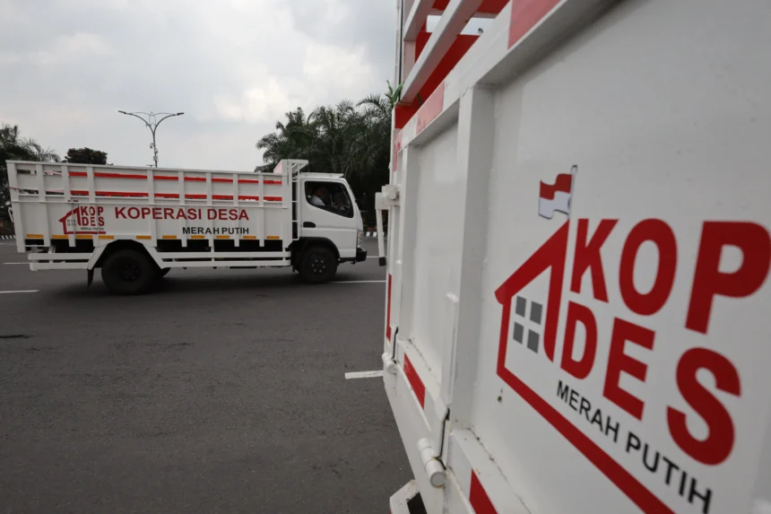 Petugas mengendarai truk Koperasi Desa/Kelurahan Merah Putih (KDKMP)