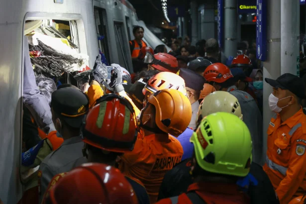 Petugas mengevakuasi korban yang terjebak di dalam gerbong KRL Commuterline yang bertabrakan dengan KA Argo Bromo Anggrek relasi Gambir-Surabaya Pasar Turi di Stasiun Bekasi Timur. (Sumber: Antara Foto/Dhemas Reviyanto/app/agr)