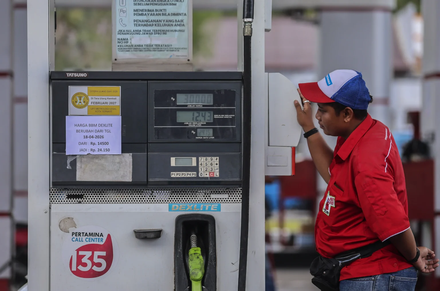Petugas berdiri di samping mesin pengisian bahan bakar minyak (BBM) jenis Dexlite di SPBU Batu Anteru, Ternate, Maluku Utara. (Sumber: Antara Foto/Andri Saputra/bar)