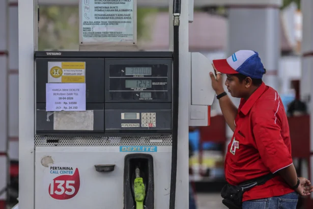Petugas berdiri di samping mesin pengisian bahan bakar minyak (BBM) jenis Dexlite di SPBU Batu Anteru, Ternate, Maluku Utara. (Sumber: Antara Foto/Andri Saputra/bar)