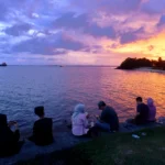 Wisatawan menikmati suasana saat matahari terbenam di Pantai Kilang Mandiri, Balikpapan, Kalimantan Timur,