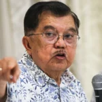 Wakil Presiden RI ke-10 dan ke-12 Jusuf Kalla memberikan keterangan pers di kediamannya di Jakarta, Sabtu (18/4/2026). (Sumber: Antara Foto/Rakha Raditya Yahya/hma/bar)