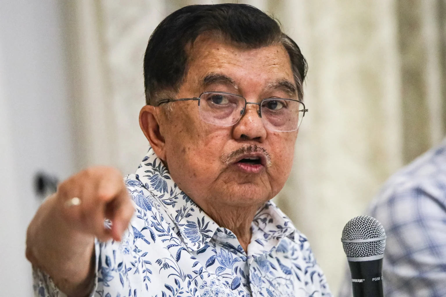 Wakil Presiden RI ke-10 dan ke-12 Jusuf Kalla memberikan keterangan pers di kediamannya di Jakarta, Sabtu (18/4/2026). (Sumber: Antara Foto/Rakha Raditya Yahya/hma/bar)