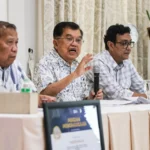Wakil Presiden RI ke-10 dan ke-12 Jusuf Kalla (tengah) didampingi juru bicara Husain Abdullah (kanan) dan mantan Menkumham Hamid Awaluddin (kiri) memberikan keterangan pers di kediamannya di Jakarta, Sabtu (18/4/2026).