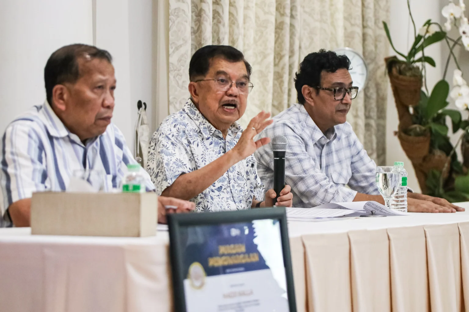 Wakil Presiden RI ke-10 dan ke-12 Jusuf Kalla (tengah) didampingi juru bicara Husain Abdullah (kanan) dan mantan Menkumham Hamid Awaluddin (kiri) memberikan keterangan pers di kediamannya di Jakarta, Sabtu (18/4/2026).