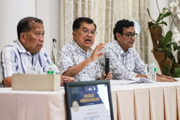 Wakil Presiden RI ke-10 dan ke-12 Jusuf Kalla (tengah) didampingi juru bicara Husain Abdullah (kanan) dan mantan Menkumham Hamid Awaluddin (kiri) memberikan keterangan pers di kediamannya di Jakarta, Sabtu (18/4/2026).