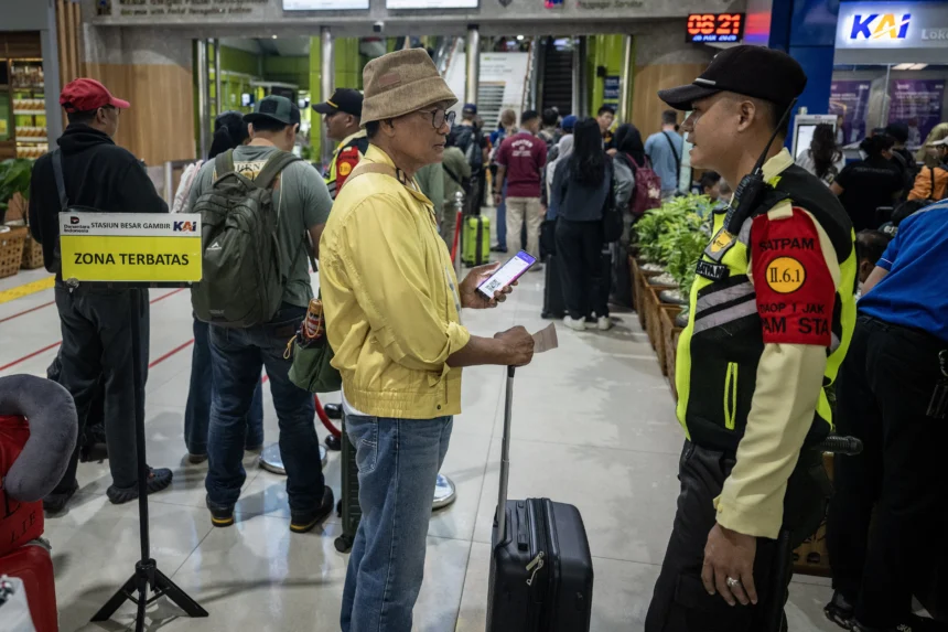Petugas melayani calon penumpang di Stasiun Gambir, Jakarta