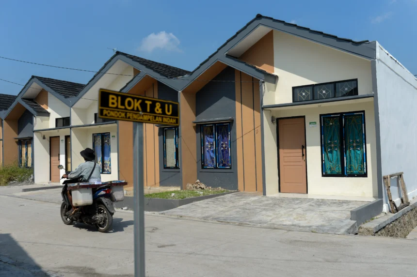 Pengendara roda dua melintas di deretan rumah subsidi di Walantaka, Kota Serang, Banten