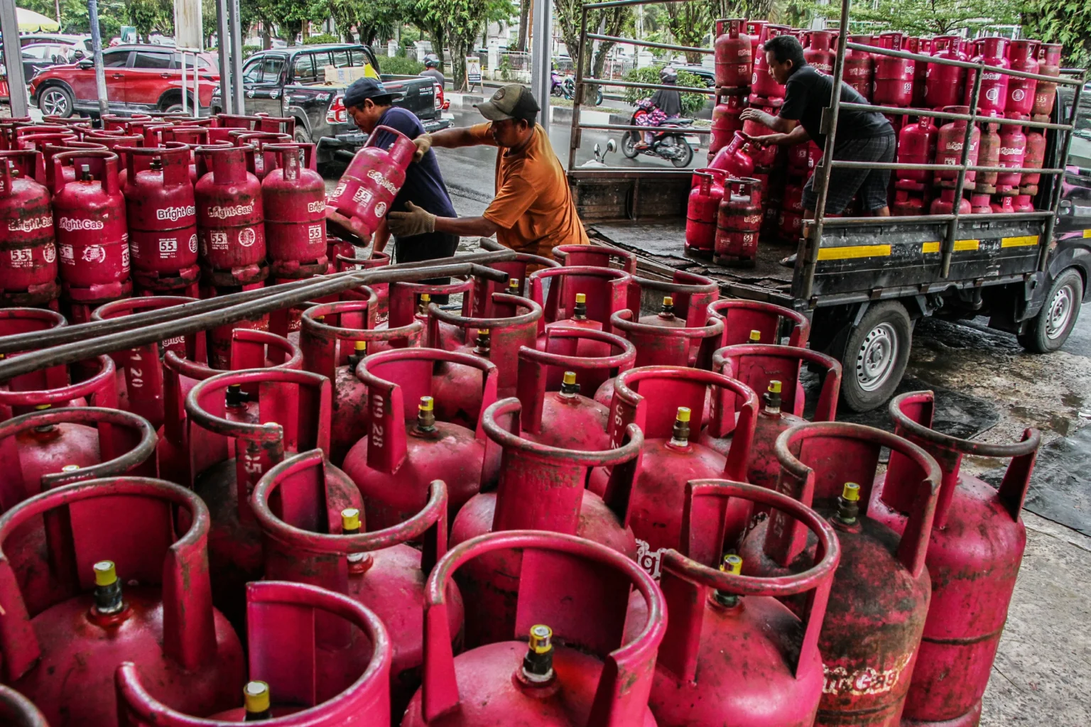Pekerja menata tabung elpiji di salah satu pangkalan di Palangka Raya, Kalimantan Tengah