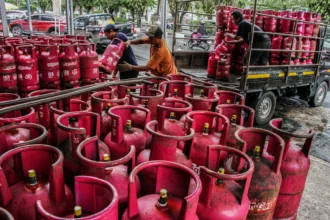 Pekerja menata tabung elpiji atau LPG di salah satu pangkalan di Palangka Raya, Kalimantan Tengah