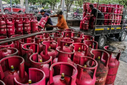 Pekerja menata tabung elpiji atau LPG di salah satu pangkalan di Palangka Raya, Kalimantan Tengah