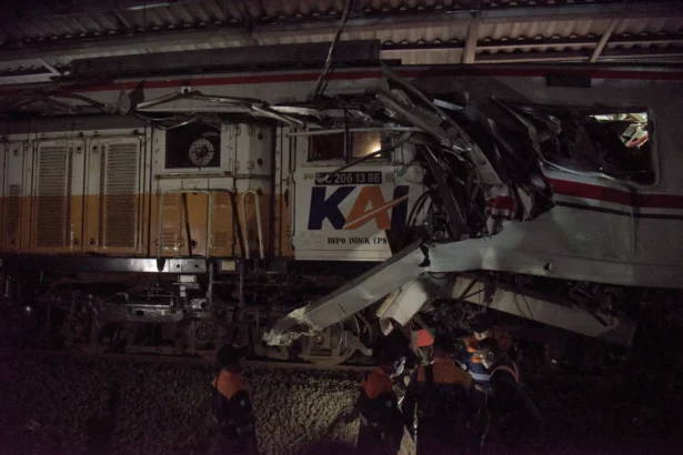 Petugas memeriksa kondisi gerbong KRL Commuterline yang bertabrakan dengan KA Argo Bromo Anggrek relasi Gambir-Surabaya Pasar Turi di Stasiun Bekasi Timur, Bekasi