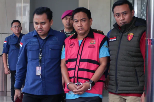 Penyidik Kejaksaan Agung mengawal Ketua Ombudsman RI 2026 - 2031 Hery Susanto (kedua kanan) seusai menjalani pemeriksaan dan penetapan tersangka di Gedung Bundar Jampidsus Kejaksaan Agung, Jakarta.