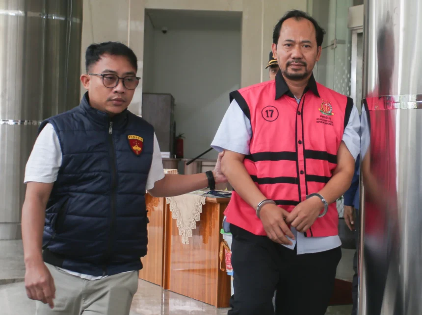 Penyidik mengawal Agung Winarno (kanan) saat menuju mobil tahanan di Gedung Bundar Jampidsus, Kejaksaan Agung, Jakarta.