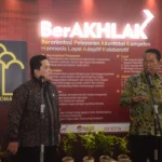 Menteri Hukum Supratman Andi Agtas (kanan) didampingi Menteri Pemuda dan Olahraga (Menpora) Erick Thohir (kiri)