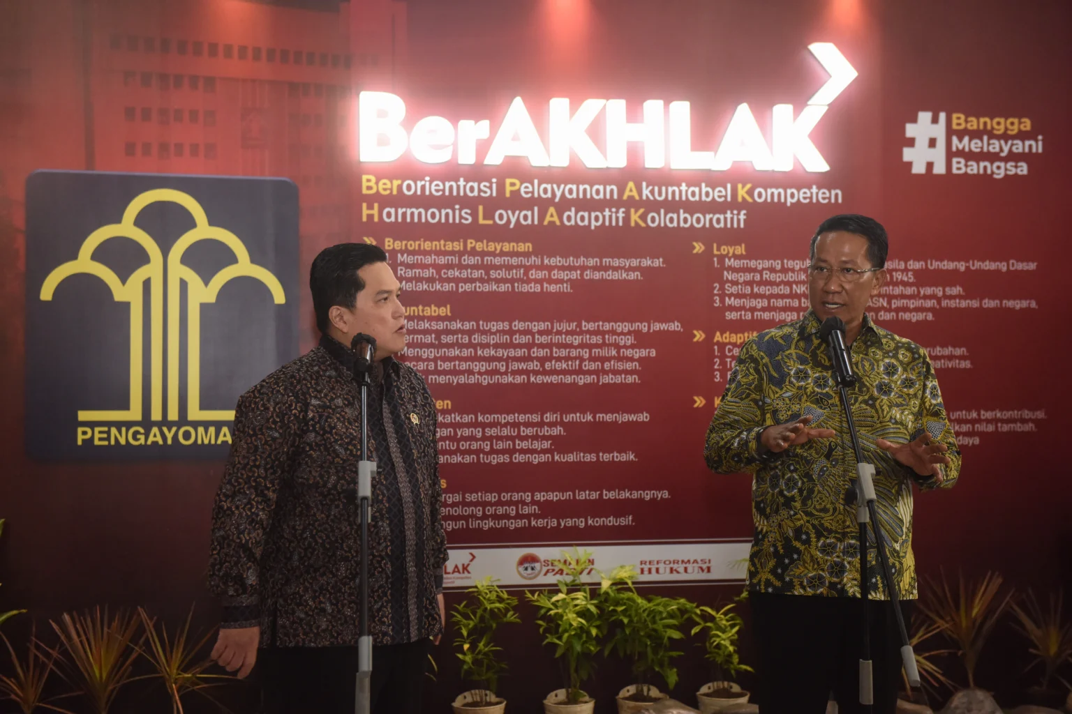 Menteri Hukum Supratman Andi Agtas (kanan) didampingi Menteri Pemuda dan Olahraga (Menpora) Erick Thohir (kiri)