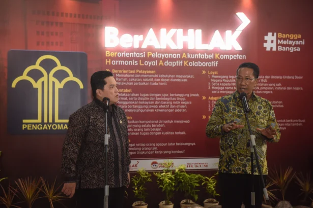 Menteri Hukum Supratman Andi Agtas (kanan) didampingi Menteri Pemuda dan Olahraga (Menpora) Erick Thohir (kiri)