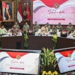 Menteri Pertahanan Sjafrie Sjamsoeddin (keempat kanan) menyampaikan sambutan didampingi Panglima TNI Jenderal TNI Agus Subiyanto (ketiga kanan) saat kegiatan Silaturahmi bersama Purnawirawan TNI di Gedung Kementerian Pertahanan, Jakarta, Jumat (24/4/2026). Pertemuan bersama para purnawirawan TNI itu membahas terkait isu strategis pertahanan nasional, tata kelola negara, dan program pemerintah.