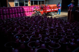 Pekerja membawa tabung gas di distributor gas nonsubsidi di Bandung, Jawa Barat, Senin (20/4/2026). PT Pertamina Patra Niaga menetapkan harga baru produk Liquefied Petroleum Gas (LPG) nonsubsidi untuk tabung 5,5 kg naik sebesar Rp17.000 atau menjadi Rp107.000 per tabung, dan tabung 12 kg menjadi Rp228.000 atau mengalami kenaikan Rp36.000 dari harga sebelumnya.
