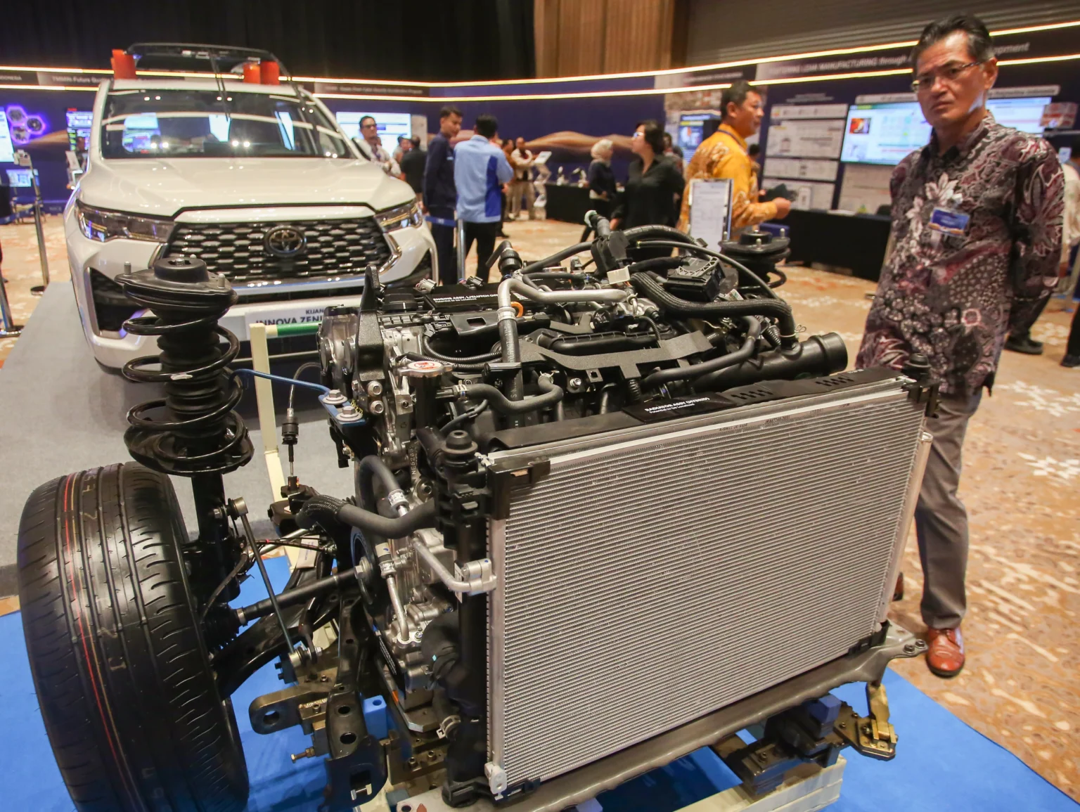 Pengunjung melihat mesin kendaraan berbasis baterai listrik yang dihadirkan saat acara Public Announcement HEV Battery Deeper Localization TMMIN-CATL di Nusantara International Conference and Event (NICE) Pantai Indah Kapuk 2, Kabupaten Tangerang, Banten.