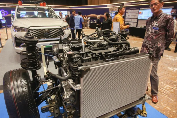 Pengunjung melihat mesin kendaraan berbasis baterai listrik yang dihadirkan saat acara Public Announcement HEV Battery Deeper Localization TMMIN-CATL di Nusantara International Conference and Event (NICE) Pantai Indah Kapuk 2, Kabupaten Tangerang, Banten.