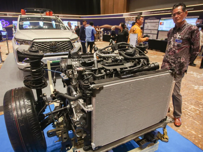 Pengunjung melihat mesin kendaraan berbasis baterai listrik yang dihadirkan saat acara Public Announcement HEV Battery Deeper Localization TMMIN-CATL di Nusantara International Conference and Event (NICE) Pantai Indah Kapuk 2, Kabupaten Tangerang, Banten.