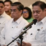 Menko Bidang Perekonomian Airlangga Hartarto (kanan), Menteri Ketenagakerjaan Yassierli (tengah) dan Sekretaris Kabinet Teddy Indra Wijaya (kiri) menyampaikan keterangan saat konferensi pers terkait tunjangan hari raya (THR) di Kantor Kemenko Bidang Perekonomian