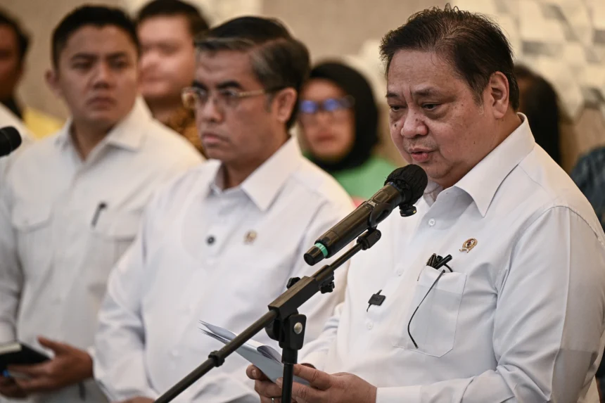 Menko Bidang Perekonomian Airlangga Hartarto (kanan), Menteri Ketenagakerjaan Yassierli (tengah) dan Sekretaris Kabinet Teddy Indra Wijaya (kiri) menyampaikan keterangan saat konferensi pers terkait tunjangan hari raya (THR) di Kantor Kemenko Bidang Perekonomian
