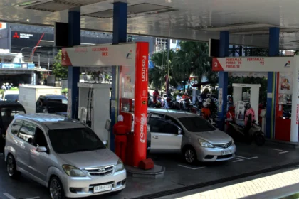 Sejumlah pengguna kendaraan mengisi bahan bakar minyak (BBM) di SPBU Pertamina di Kota Malang, Jawa Timur.
