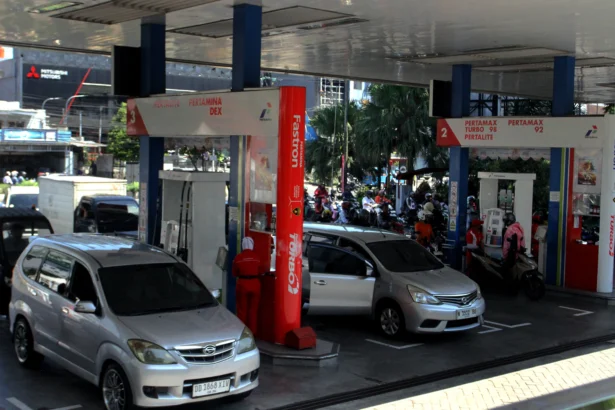 Sejumlah pengguna kendaraan mengisi bahan bakar minyak (BBM) di SPBU Pertamina di Kota Malang, Jawa Timur.
