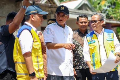 Menteri Pekerjaan Umum (PU) Dody Hanggodo (tengah) meninjau pembangunan sumur bor di Ngetos, Nganjuk, Jawa Timur