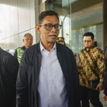 Wakil Menteri Energi dan Sumber Daya Mineral Yuliot Tanjung (tengah) tiba di Bandara Internasional Hang Nadim, Batam, Kepulauan Riau