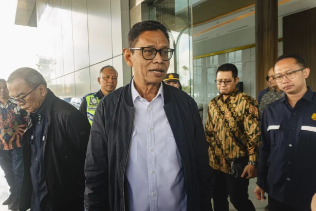 Wakil Menteri Energi dan Sumber Daya Mineral Yuliot Tanjung (tengah) tiba di Bandara Internasional Hang Nadim, Batam, Kepulauan Riau