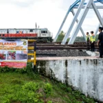 Petugas berjaga di sekitar jembatan rel kereta api Kertosono, Nganjuk, Jawa Timur