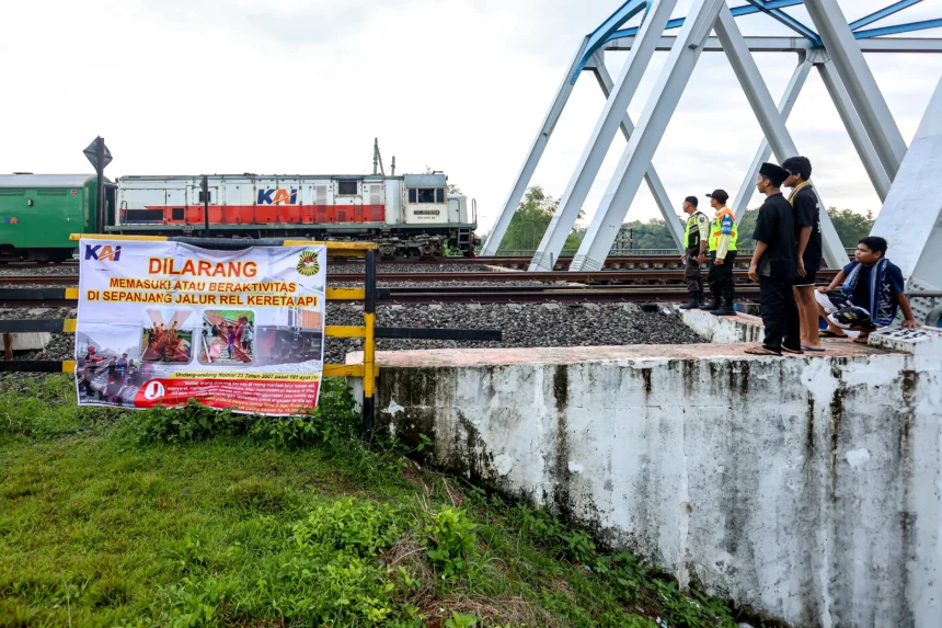 Petugas berjaga di sekitar jembatan rel kereta api Kertosono, Nganjuk, Jawa Timur