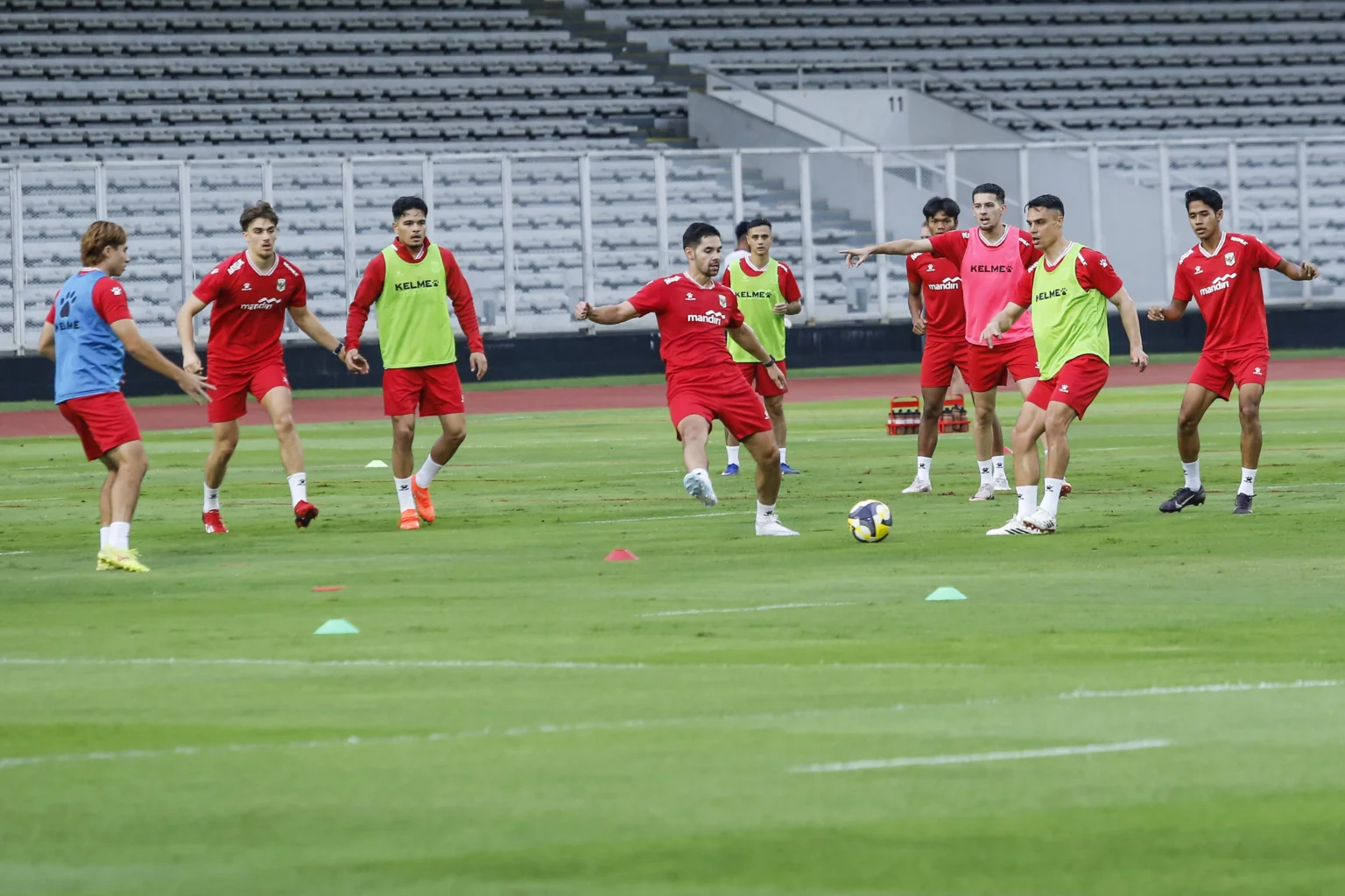 Sejumlah pesepak bola Timnas Indonesia mengikuti latihan jelang laga FIFA Series di Stadion Madya, Senayan, Jakarta, Kamis (26/3/2026). Latihan tersebut sebagai persiapan jelang melawan Timnas St Kitts and Nevis pada FIFA Series yang berlangsung Jumat (27/3) di Stadion Utama Gelora Bung Karno.