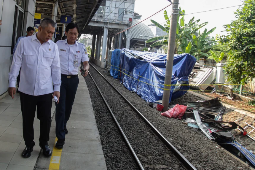 Menteri Perhubungan Dudy Purwagandhi (kiri) bersama Direktur Utama PT Kereta Api Indonesia (Persero) Booby Rasyidin (kanan) meninjau Stasiun Bekasi Timur di Kota Bekasi, Jawa Barat