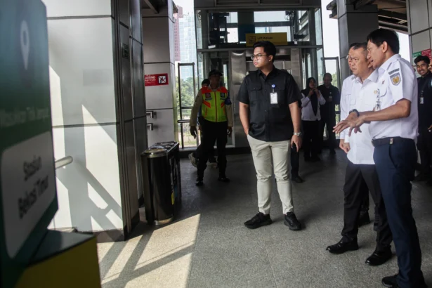 Menteri Perhubungan Dudy Purwagandhi (kedua kanan) berbincang dengan Direktur Utama PT Kereta Api Indonesia (Persero) Booby Rasyidin (kanan) saat meninjau Stasiun Bekasi Timur di Kota Bekasi, Jawa Barat