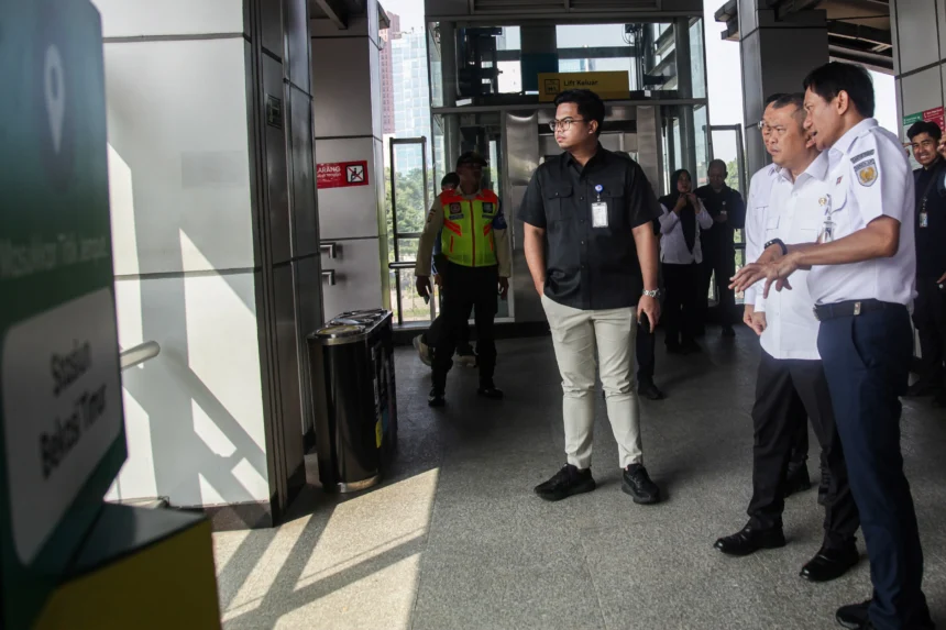Menteri Perhubungan Dudy Purwagandhi (kedua kanan) berbincang dengan Direktur Utama PT Kereta Api Indonesia (Persero) Booby Rasyidin (kanan) saat meninjau Stasiun Bekasi Timur di Kota Bekasi, Jawa Barat