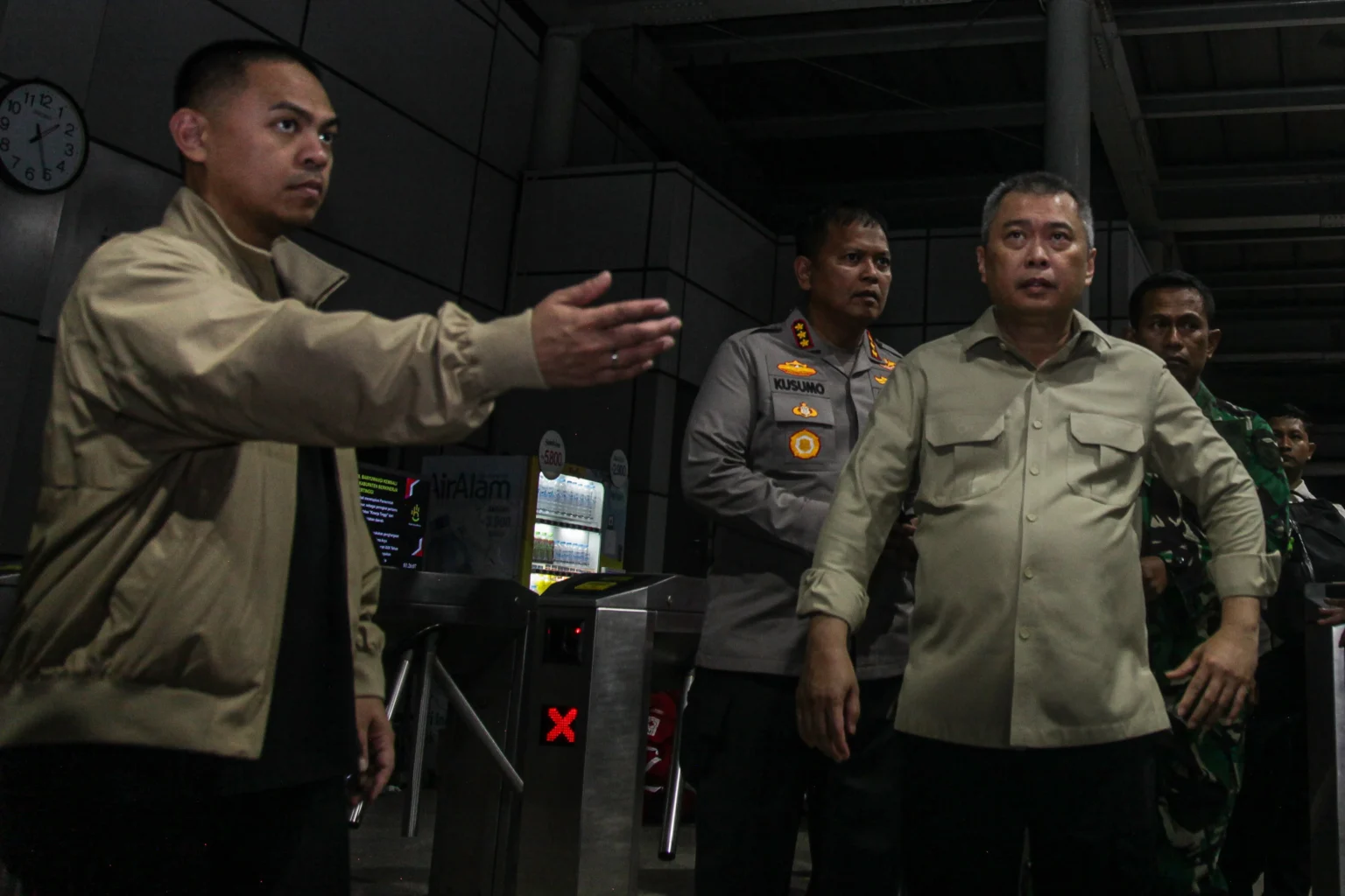 Menteri Perhubungan Dudy Purwagandhi (kedua kanan) memantau evakuasi kecelakaan antara KRL Commuterline dengan KA Argo Bromo Anggrek relasi Gambir-Surabaya Pasar Turi di Stasiun Bekasi Timur, Bekasi, Jawa Bara