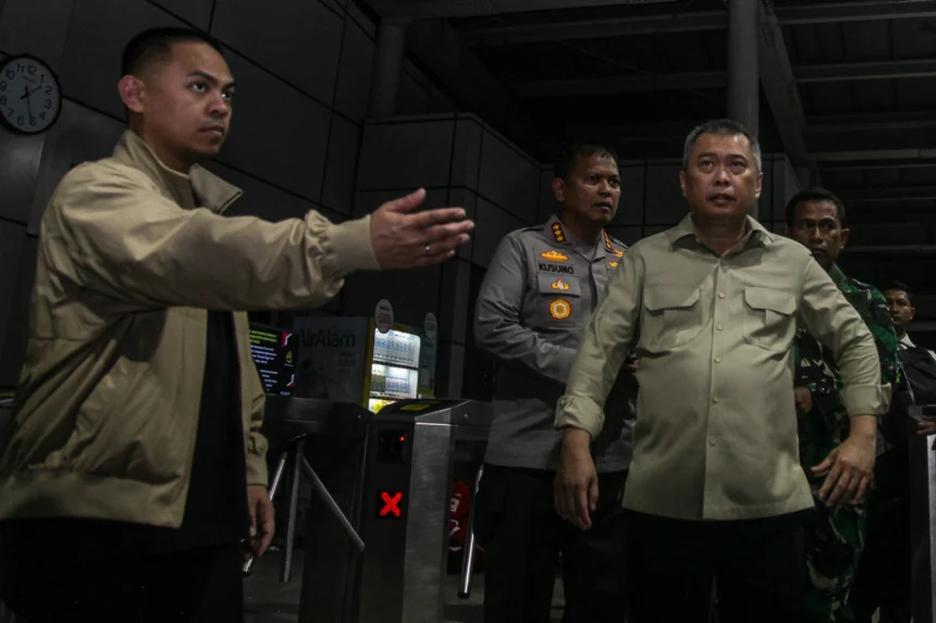 Menteri Perhubungan Dudy Purwagandhi (kedua kanan) memantau evakuasi kecelakaan antara KRL Commuterline dengan KA Argo Bromo Anggrek relasi Gambir-Surabaya Pasar Turi di Stasiun Bekasi Timur, Bekasi, Jawa Bara