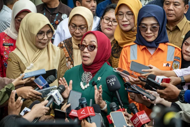 Menteri Pemberdayaan Perempuan dan Perlindungan Anak (PPPA) Arifah Fauzi (tengah) didampingi Direktur SDM dan Kelembagaan PT KAI Atih Nurhayati (kanan) menjawab pertanyaan wartawan saat menjenguk korban kecelakaan kereta api di RSUD Bekasi, Jawa Barat