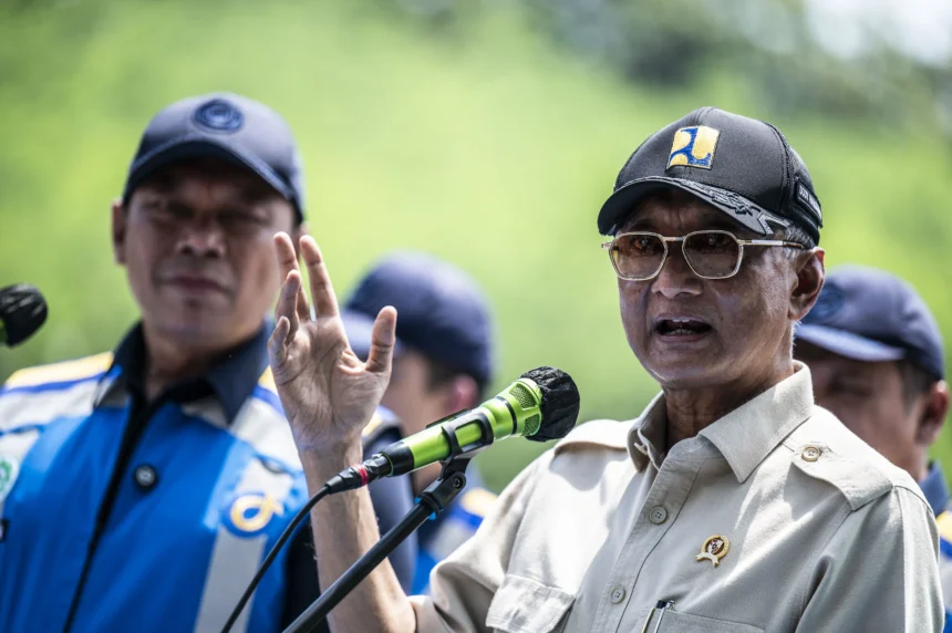 Menteri Pekerjaan Umum (PU) Dody Hanggodo (kanan) didampingi Direktur Utama PT Jasa Marga Rivan Achmad Purwantono (kiri) menyampaikan keterangan pers saat meninjau arus balik Lebaran 2026 di Gerbang Tol (GT) Kalikangkung,