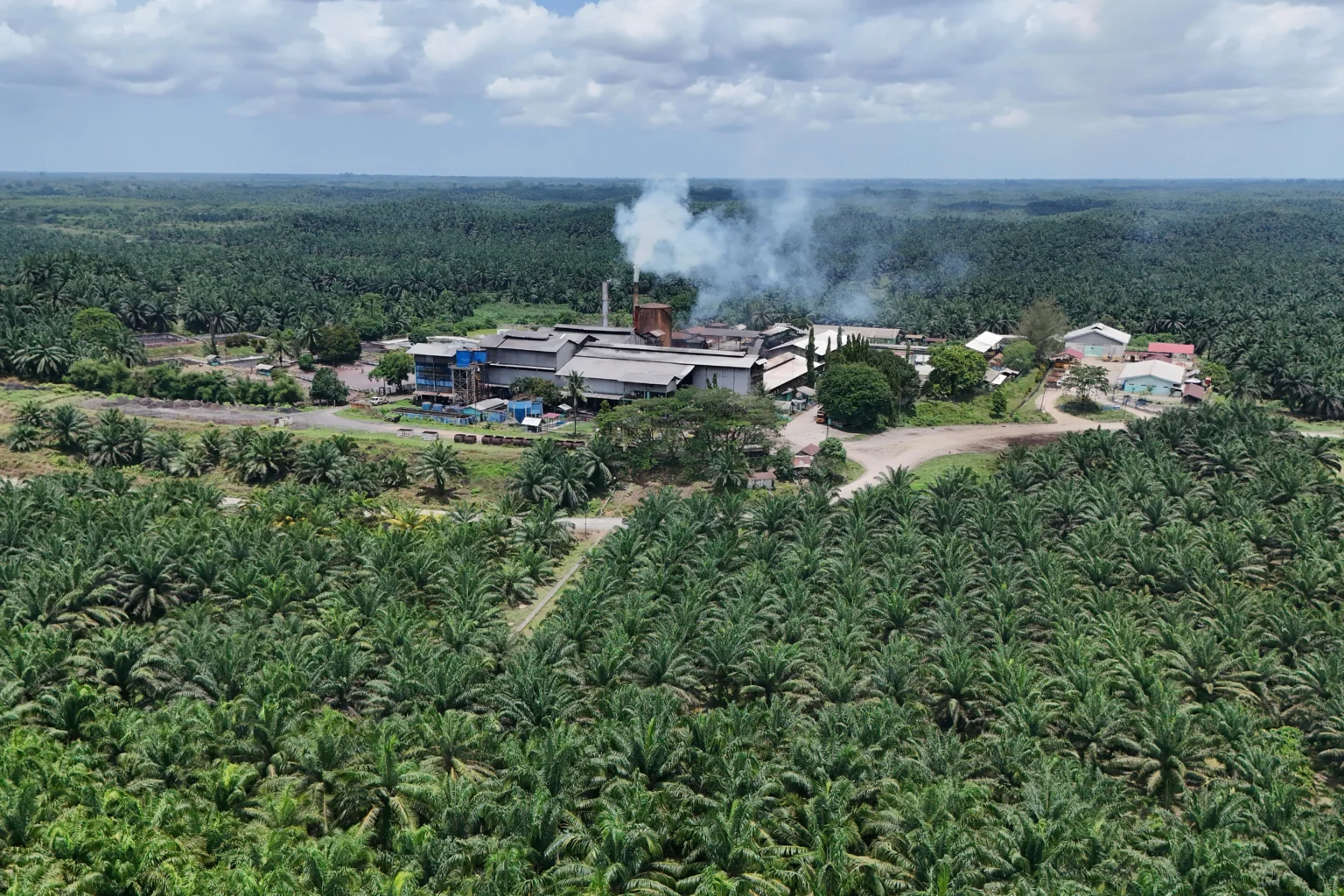 Foto udara pabrik minyak kelapa sawit mentah atau crude palm oil (CPO) milik PT Karya Tanah Subur (KTS) sedang beroperasi Desa Padang Sikabu, Kaway XVI, Aceh Barat, Aceh, Rabu (22/4/2026). Badan Pusat Statistik (BPS) mencatat nilai ekspor CPO dan turunannya pada Januari-Februari 2026 mencapai 4,69 miliar dolar Amerika Serikat (AS) atau melonjak 26,40 persen dibandingkan periode yang sama tahun sebelumnya sebesar 3,71 miliar dolar AS yang menunjukkan permintaan di pasar internasional terhadap produk berbasis sawit Indonesia masih sangat kuat.