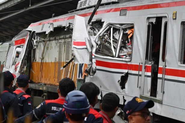 Petugas mengamati kondisi gerbong KRL Commuterline dan KA Argo Bromo Anggrek relasi Gambir-Surabaya Pasar Turi pascakecelakaan di Stasiun Bekasi Timur, Bekasi. (Sumber: Antara Foto/Fakhri Hermansyah/nz)