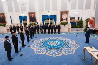 Presiden Prabowo Subianto (kanan) memimpin pelantikan pejabat baru dalam Kabinet Merah Putih di Istana Negara, Jakarta, Senin (27/4/2026). Sebanyak enam pejabat baru mengisi jabatan dalam perombakan (reshuffle) Kabinet Merah Putih, antara lain Jumhur Hidayat sebagai Menteri Lingkungan Hidup, Hanif Faisol sebagai Wakil Menteri Koordinator Bidang Pangan, Jenderal TNI (Purn) Dudung Abdurachman sebagai Kepala Kantor Staf Kepresidenan, Muhammad Qodari sebagai Kepala Badan Komunikasi Pemerintah, Hasan Nasbi sebagai Penasehat Khusus Presiden Bidang Komunikasi, dan Abdul Kadir Karding sebagai Kepala Badan Karantina Nasional.