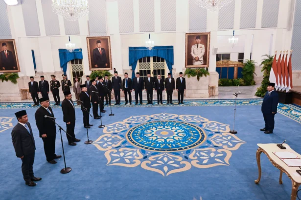 Presiden Prabowo Subianto (kanan) memimpin pelantikan pejabat baru dalam Kabinet Merah Putih di Istana Negara, Jakarta, Senin (27/4/2026). Sebanyak enam pejabat baru mengisi jabatan dalam perombakan (reshuffle) Kabinet Merah Putih, antara lain Jumhur Hidayat sebagai Menteri Lingkungan Hidup, Hanif Faisol sebagai Wakil Menteri Koordinator Bidang Pangan, Jenderal TNI (Purn) Dudung Abdurachman sebagai Kepala Kantor Staf Kepresidenan, Muhammad Qodari sebagai Kepala Badan Komunikasi Pemerintah, Hasan Nasbi sebagai Penasehat Khusus Presiden Bidang Komunikasi, dan Abdul Kadir Karding sebagai Kepala Badan Karantina Nasional.