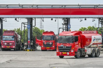 Petugas memeriksa isi muatan truk pengangkut BBM di Integrated Terminal Jakarta (ITJ), Plumpang, Jakarta Utara