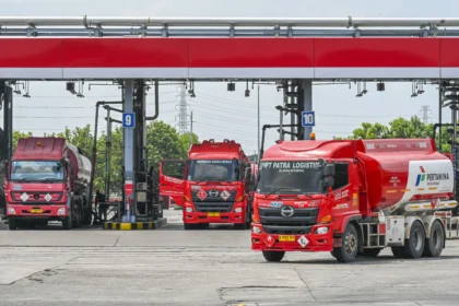Petugas memeriksa isi muatan truk pengangkut BBM di Integrated Terminal Jakarta (ITJ), Plumpang, Jakarta Utara