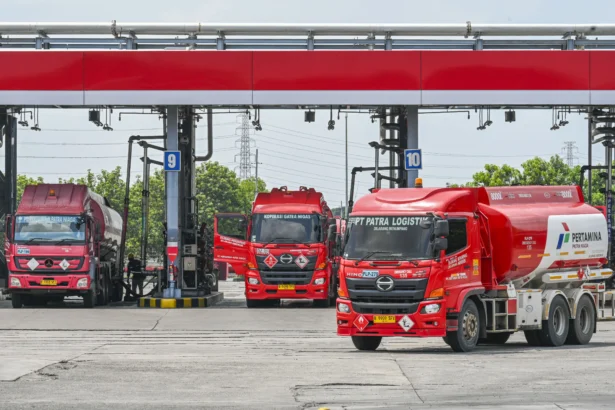 Petugas memeriksa isi muatan truk pengangkut BBM di Integrated Terminal Jakarta (ITJ), Plumpang, Jakarta Utara, Jumat (17/4/2026). PT Pertamina (Persero) memastikan pelayanan dan distribusi BBM tetap terjaga di tengah dinamika geopolitik global dan konflik Timur Tengah. ANTARA FOTO/Galih